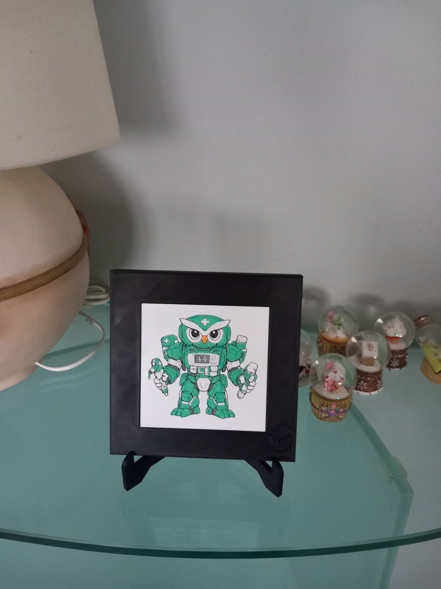 AERIN – LUMI Robots Unità E06 MEDIC | Quadro 3D Colorata a Mano con Cornice 150×150 mm