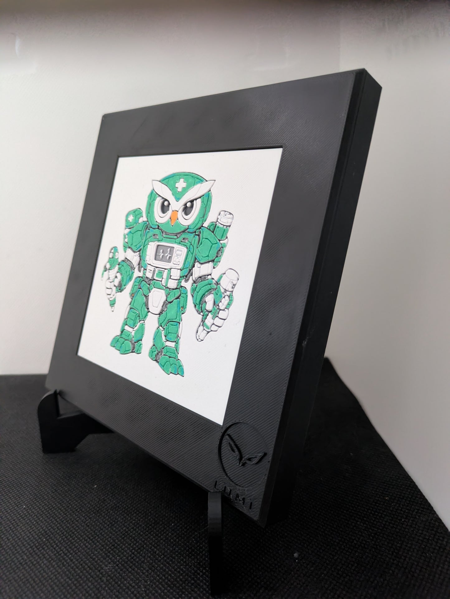 AERIN – LUMI Robots Unità E06 MEDIC | Quadro 3D Colorata a Mano con Cornice 150×150 mm
