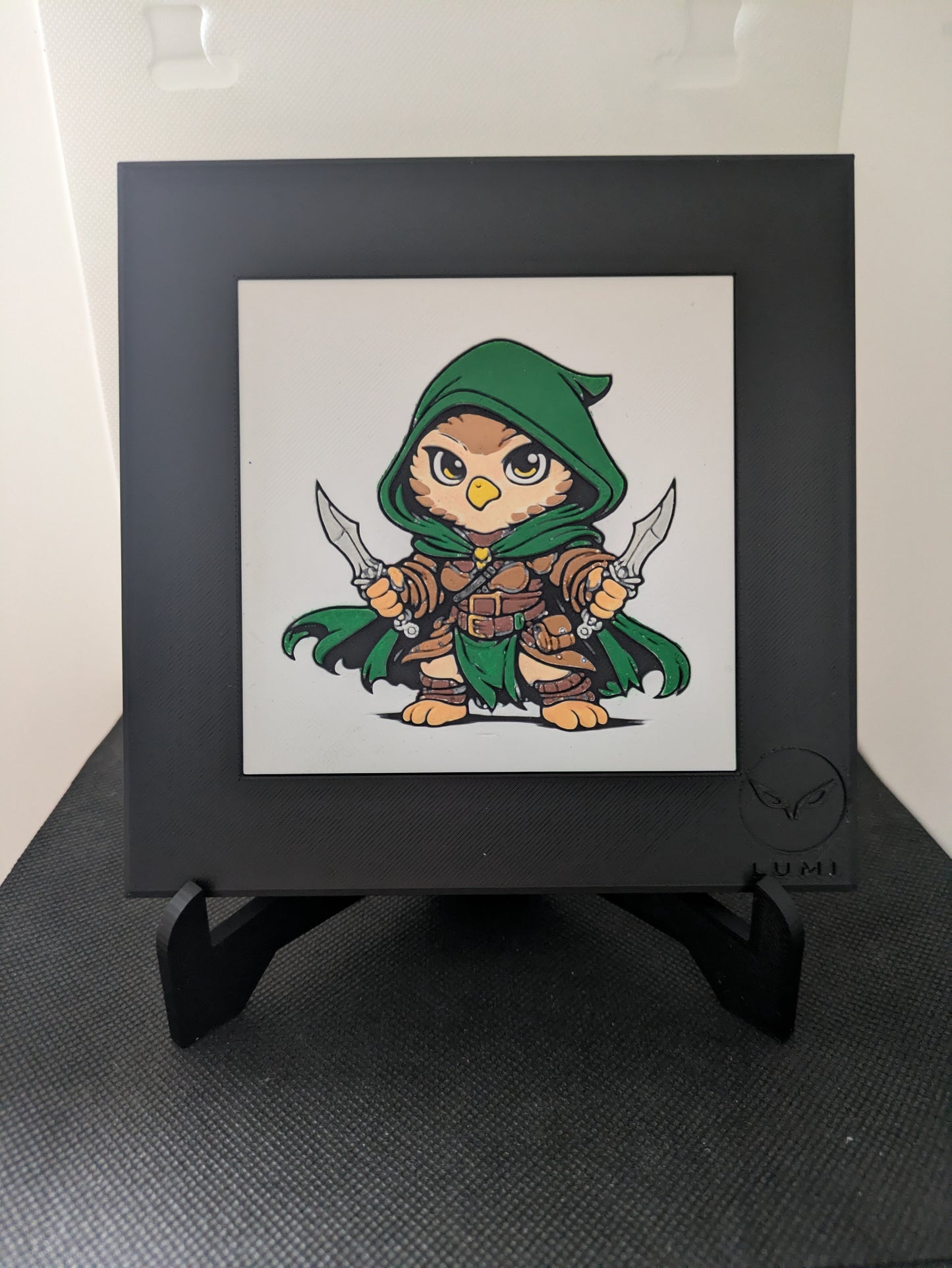 KLYRA – LUMI Fantasy Assassina | Scultura 3D Colorata a Mano con Cornice 150×150 mm