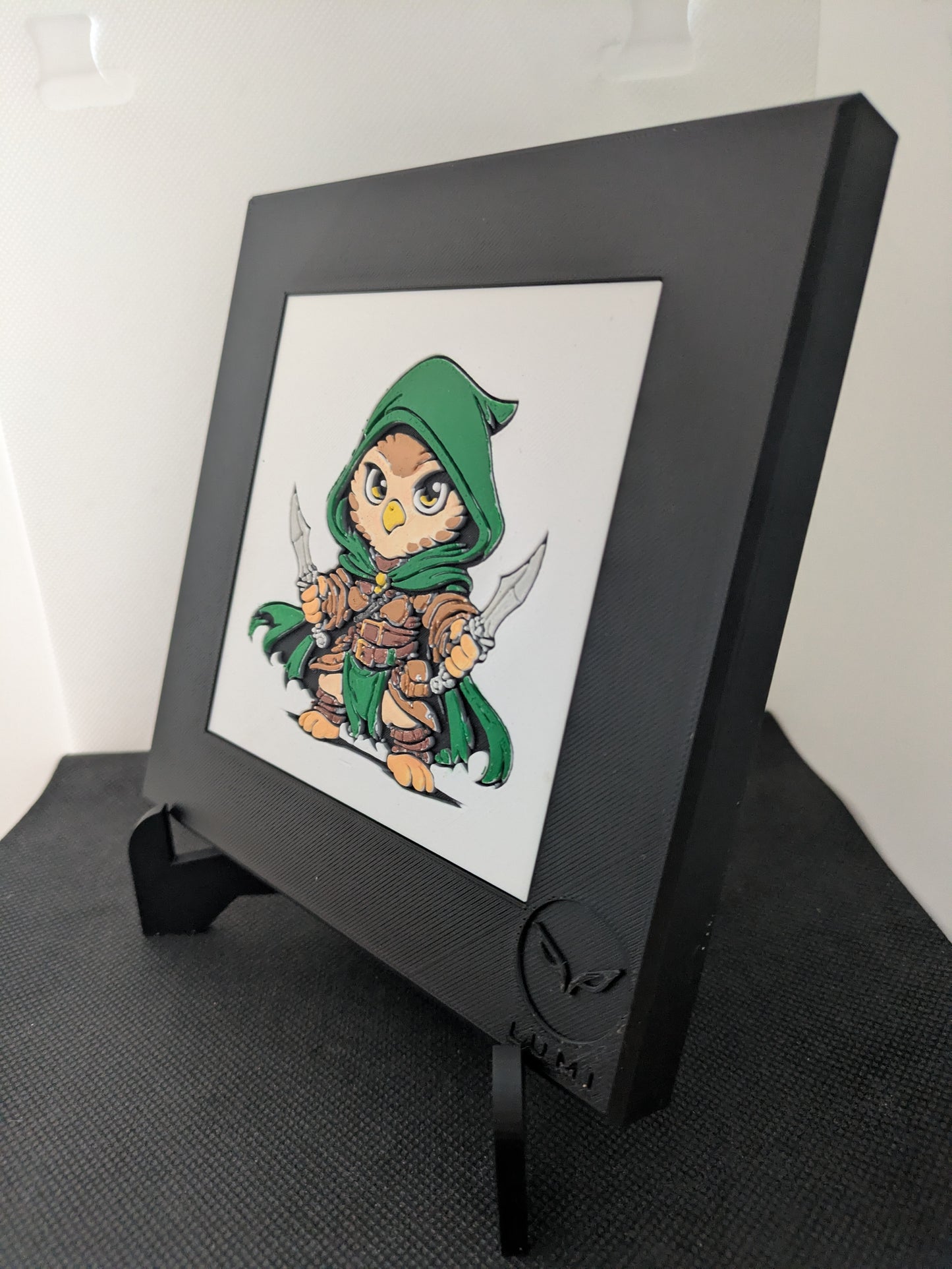 KLYRA – LUMI Fantasy Assassina | Scultura 3D Colorata a Mano con Cornice 150×150 mm
