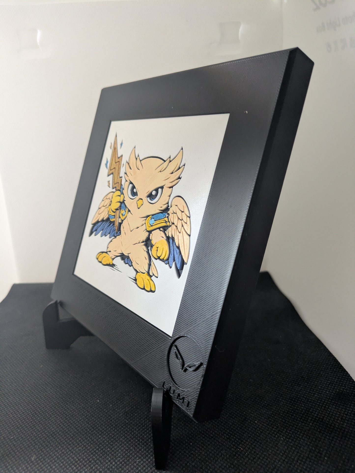 KAELION – LUMI Mythos Custode del Fulmine | Scultura 3D Colorata a Mano con Cornice 150×150 mm