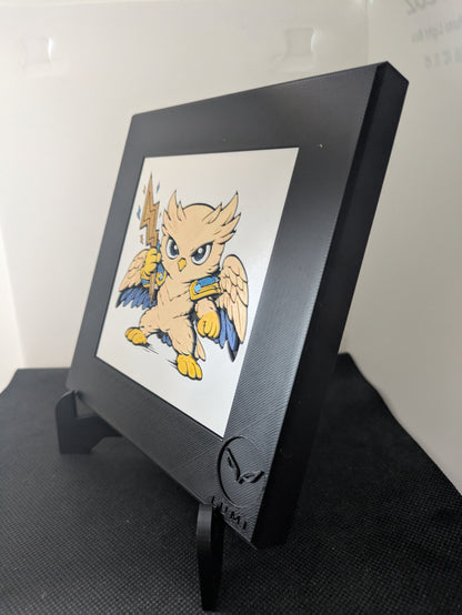 KAELION – LUMI Mythos Custode del Fulmine | Scultura 3D Colorata a Mano con Cornice 150×150 mm