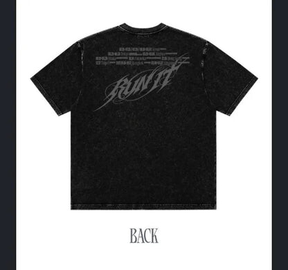 STRAY KIDS – [RUN IT SEOUL] T-SHIRT (PRE-ORDER) Gadget Ufficiale